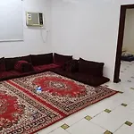 شقة عائلية -ليست فندقية- 8 دقائق بالسيارة للحرم أو قباء -