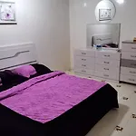 شقة عائلية -ليست فندقية- 8 دقائق بالسيارة للحرم أو قباء -