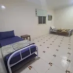 شقة عائلية -ليست فندقية- 8 دقائق بالسيارة للحرم أو قباء -
