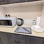 Madina Luxe Apartments - 7 Minutes To Haram By Car - Mount Uhud Views - Free Parking - Kitchen