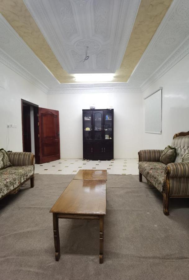 عائلية -ليست فندقية- 8 دقائق بالسيارة للحرم أو قباء - * Medina