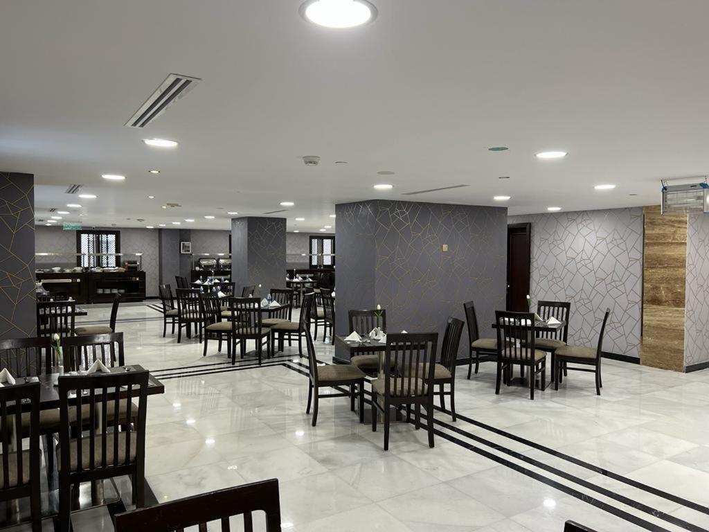 Al Ansar Golden Tulip Hotel *