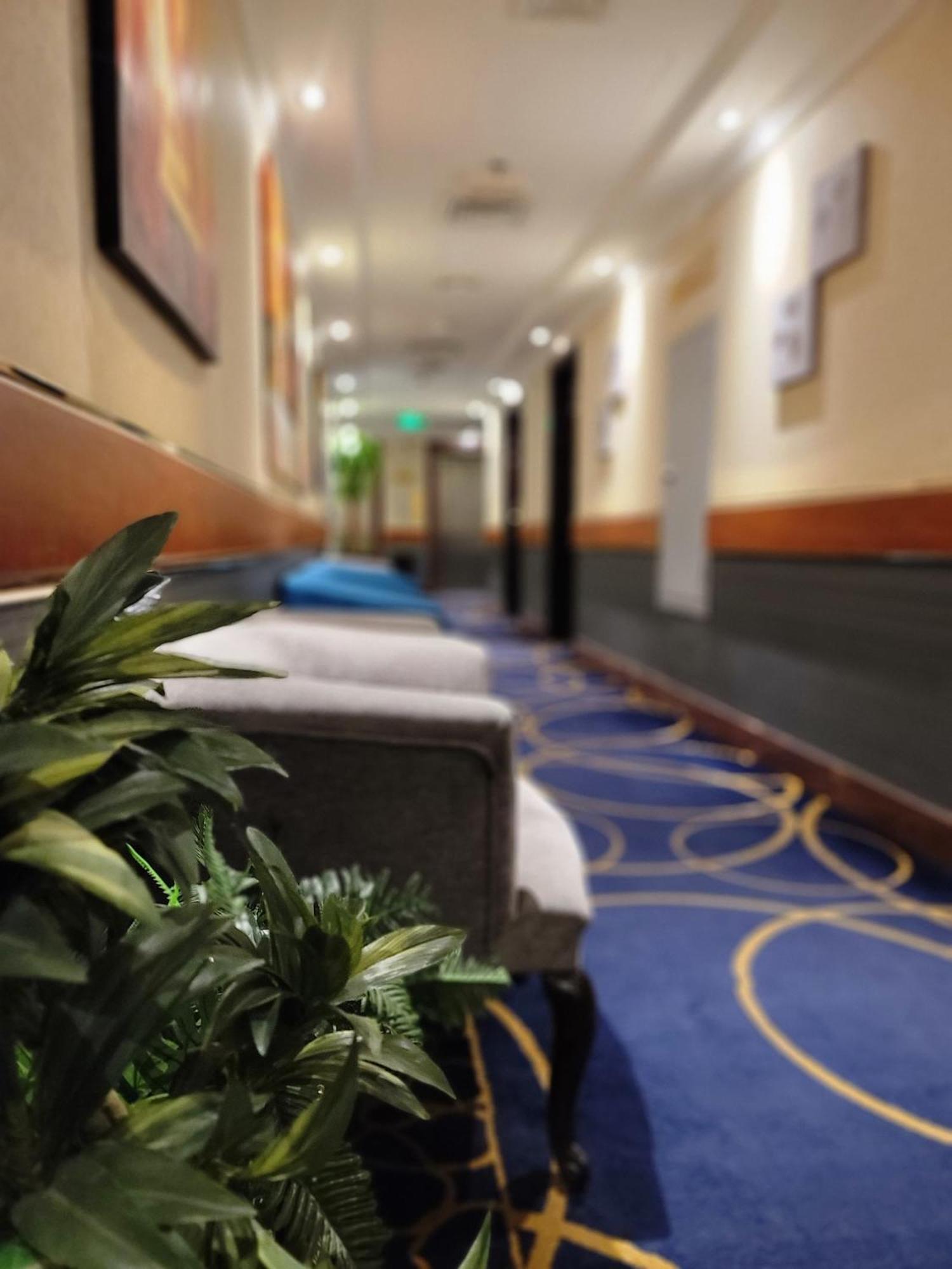 Golden Tulip Al Shakreen Hotel 3*