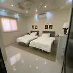 شقة واسعة مع فناء خارجي خاص