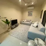 شقة واسعة مع فناء خارجي خاص