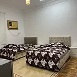 شقة مكونة من غرفتين وصالة ومطبخ