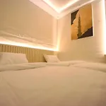 شقة بتصميم انيق وغرفتين نوم