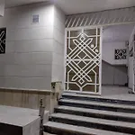 شقة غرفتين وصاله ومطبخ وحمامين 10 دق للحرم