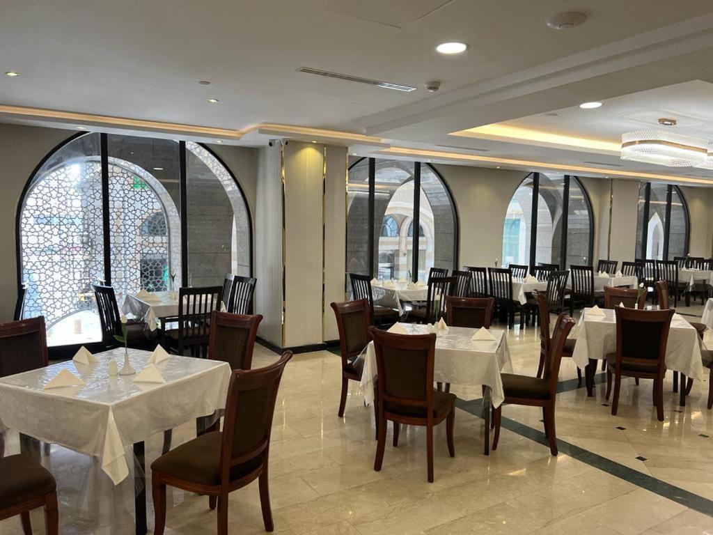 Al Ansar Golden Tulip Hotel *