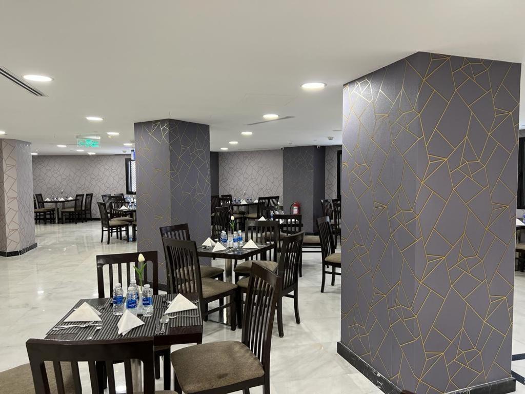 Al Ansar Golden Tulip Hotel *