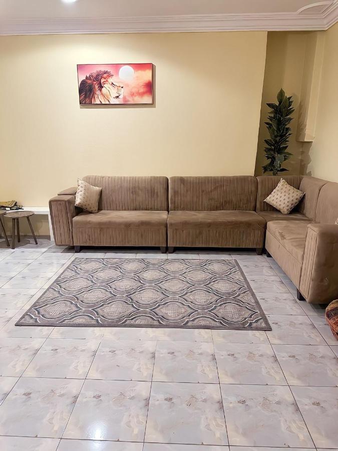 شقة غرفتين نوم وصالة ومطبخ - 2 Bedroom Apartment