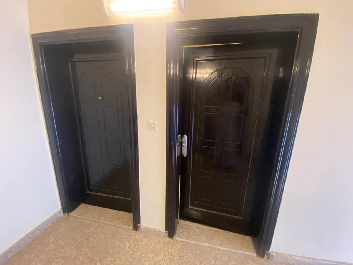 شقة واسعة مع فناء خارجي خاص Apartment *