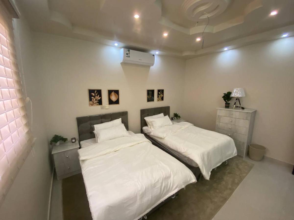 Apartment شقة واسعة مع فناء خارجي خاص *