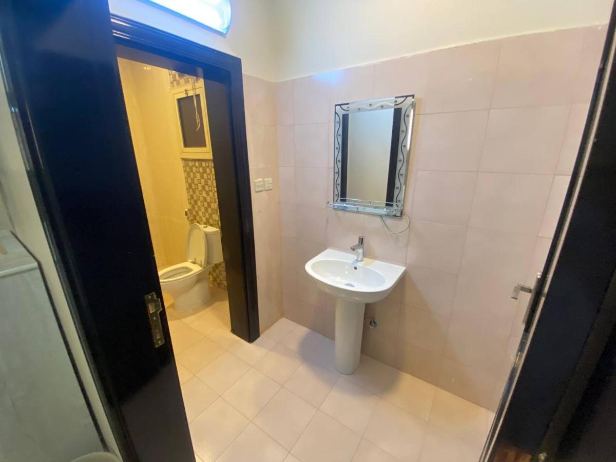 Apartment شقة واسعة مع فناء خارجي خاص *