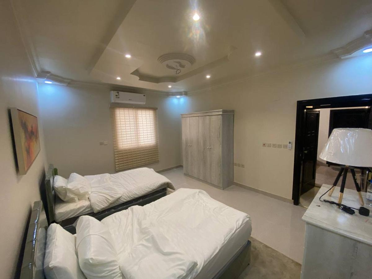 Apartment شقة واسعة مع فناء خارجي خاص *