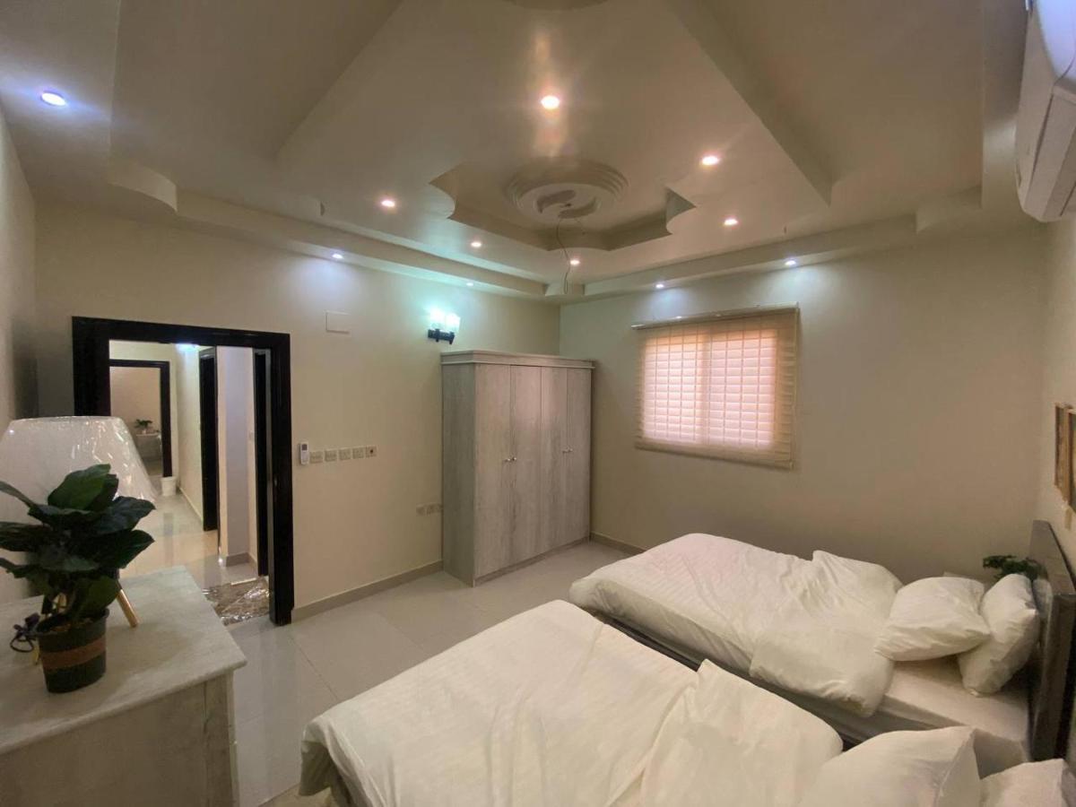 Apartment شقة واسعة مع فناء خارجي خاص