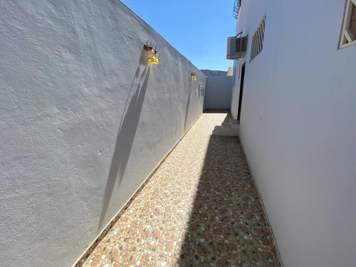 شقة واسعة مع فناء خارجي خاص Apartment *
