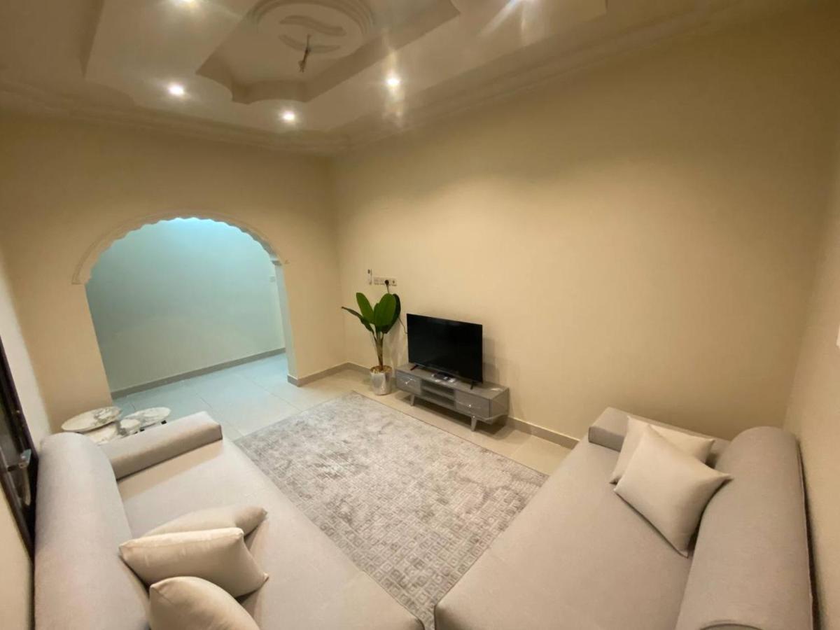 شقة واسعة مع فناء خارجي خاص Apartment *