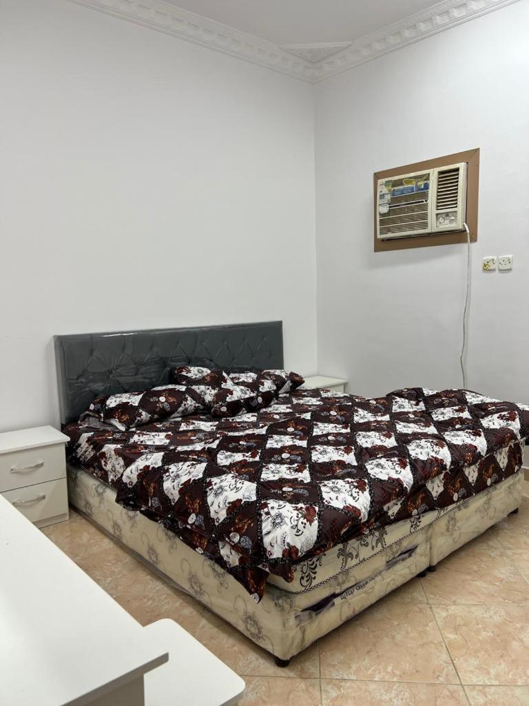 Apartment شقة مكونة من غرفتين وصالة ومطبخ *