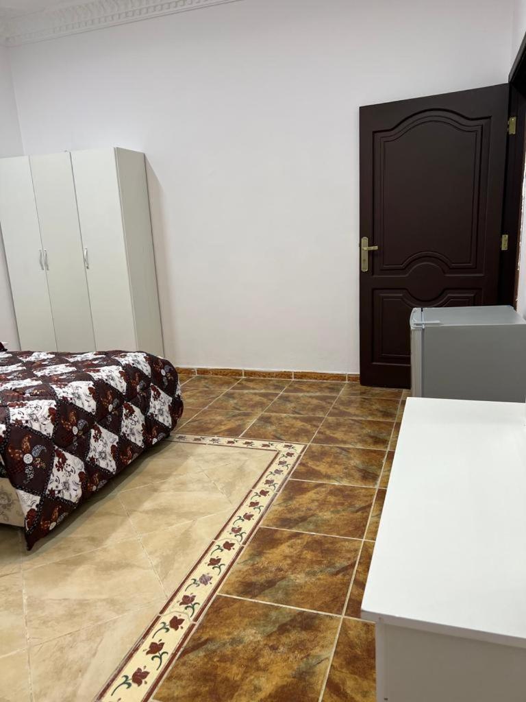 شقة مكونة من غرفتين وصالة ومطبخ Apartment *