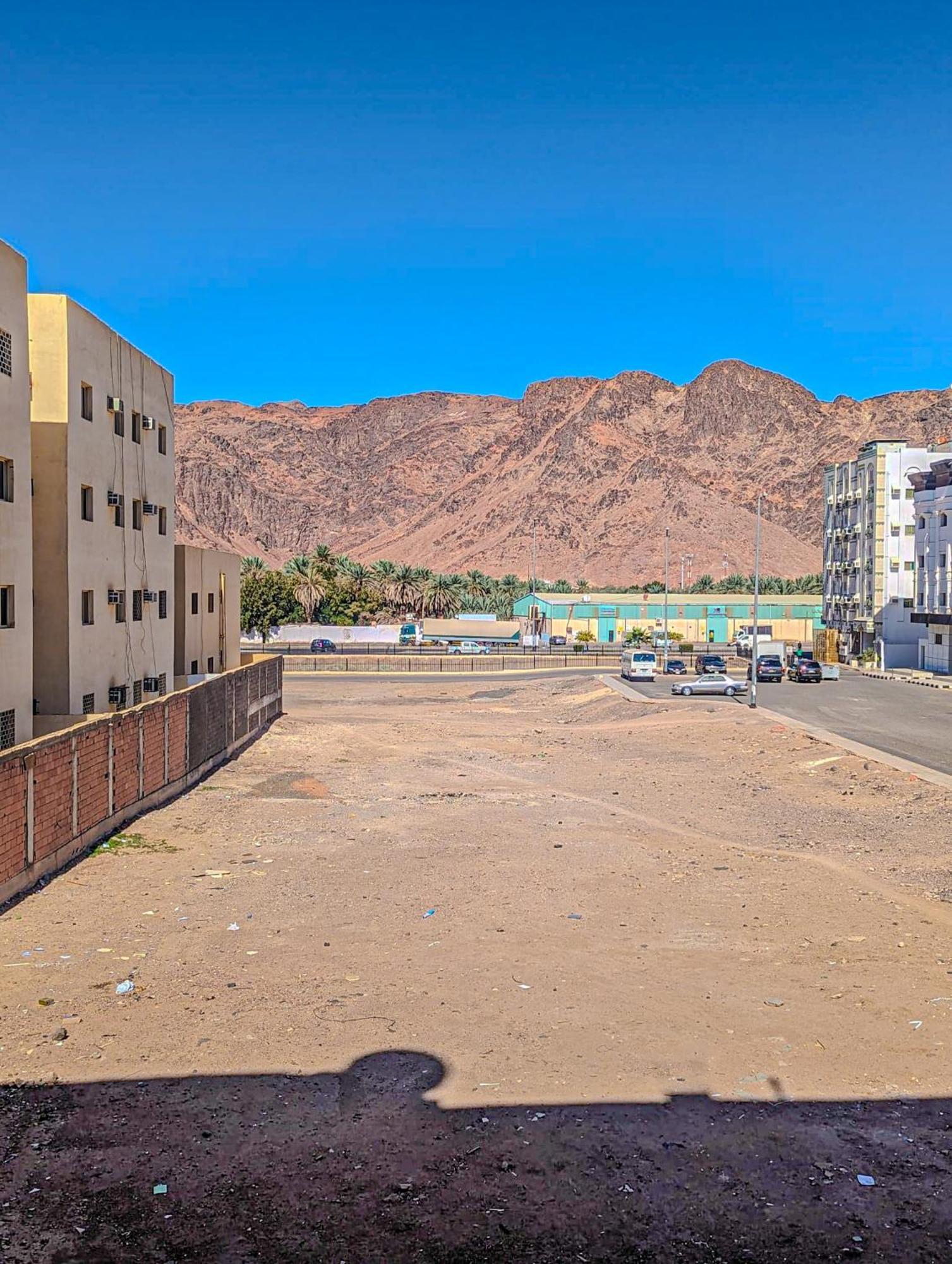 Madina - 7 Minutes To Haram By Car - Mount Uhud Views - Free Parking - Sleeps 6 Apartment Medina