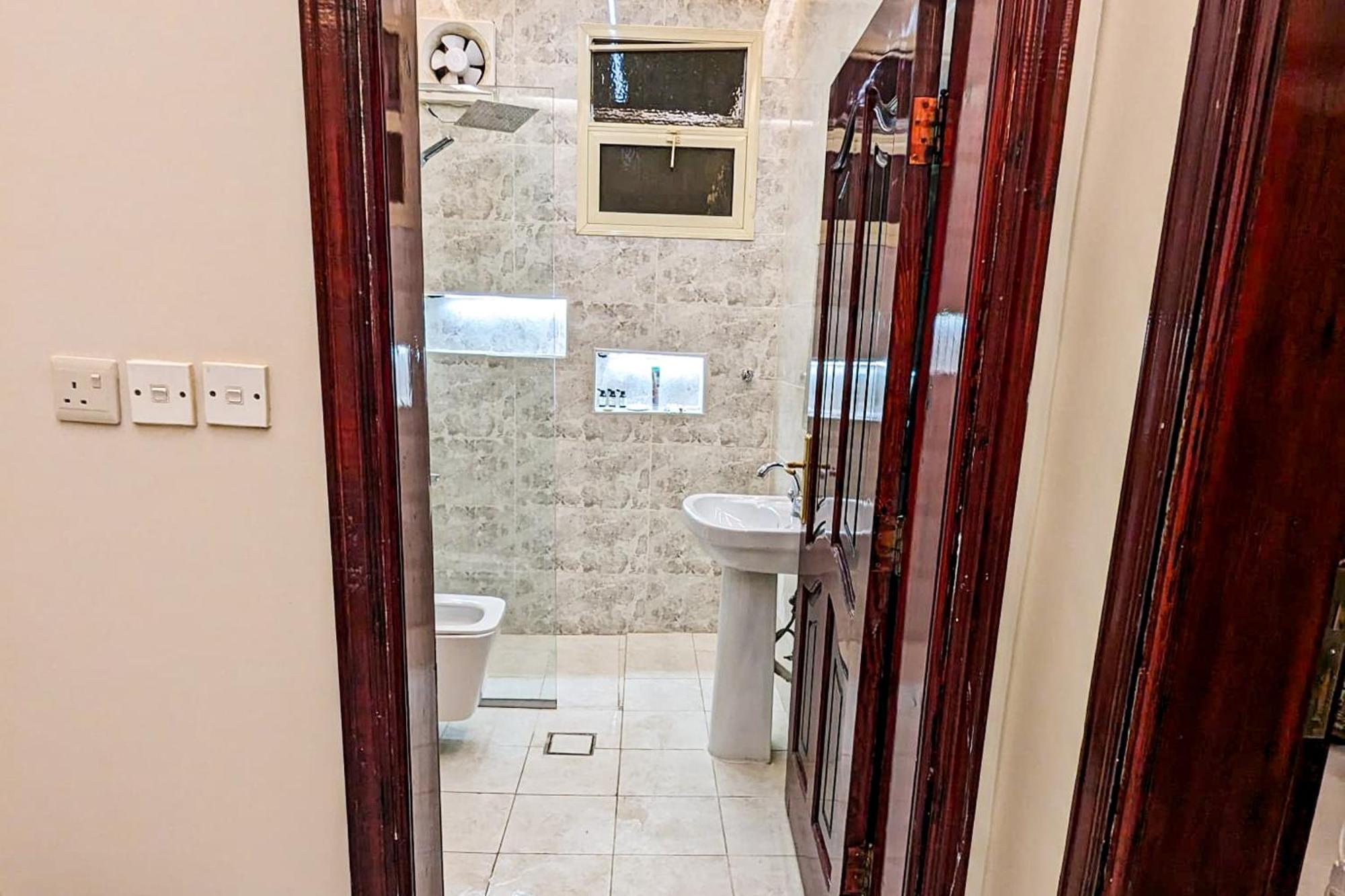 Madina - 7 Minutes To Haram By Car - Mount Uhud Views - Free Parking - Sleeps 6 Apartment *
