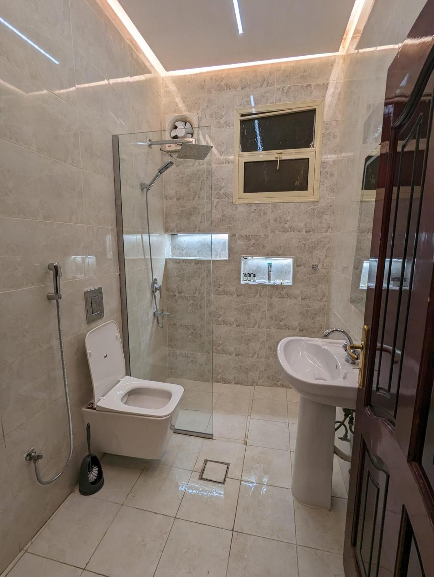 Madina Luxe - 7 Minutes To Haram By Car - Mount Uhud Views - Free Parking - Kitchen Apartment *
