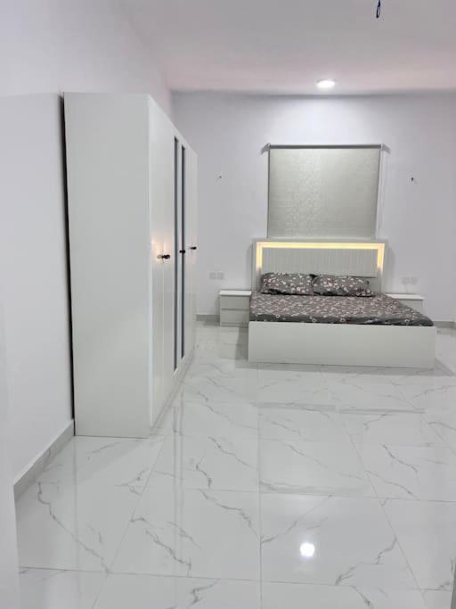 تالا للشقق المفروشه Madinah شقه با الكامل 3 غرف نوم وصاله ودورتين مياه وحوش مدخل مستقل Apartment Medina