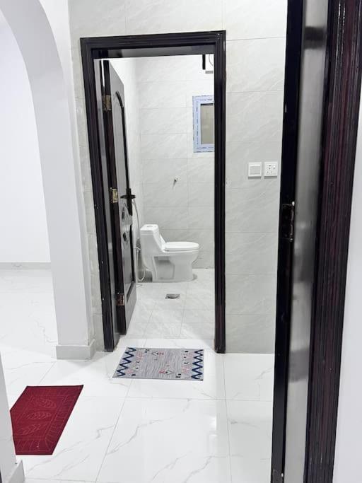 تالا للشقق المفروشه Madinah شقه با الكامل 3 غرف نوم وصاله ودورتين مياه وحوش مدخل مستقل Apartment *