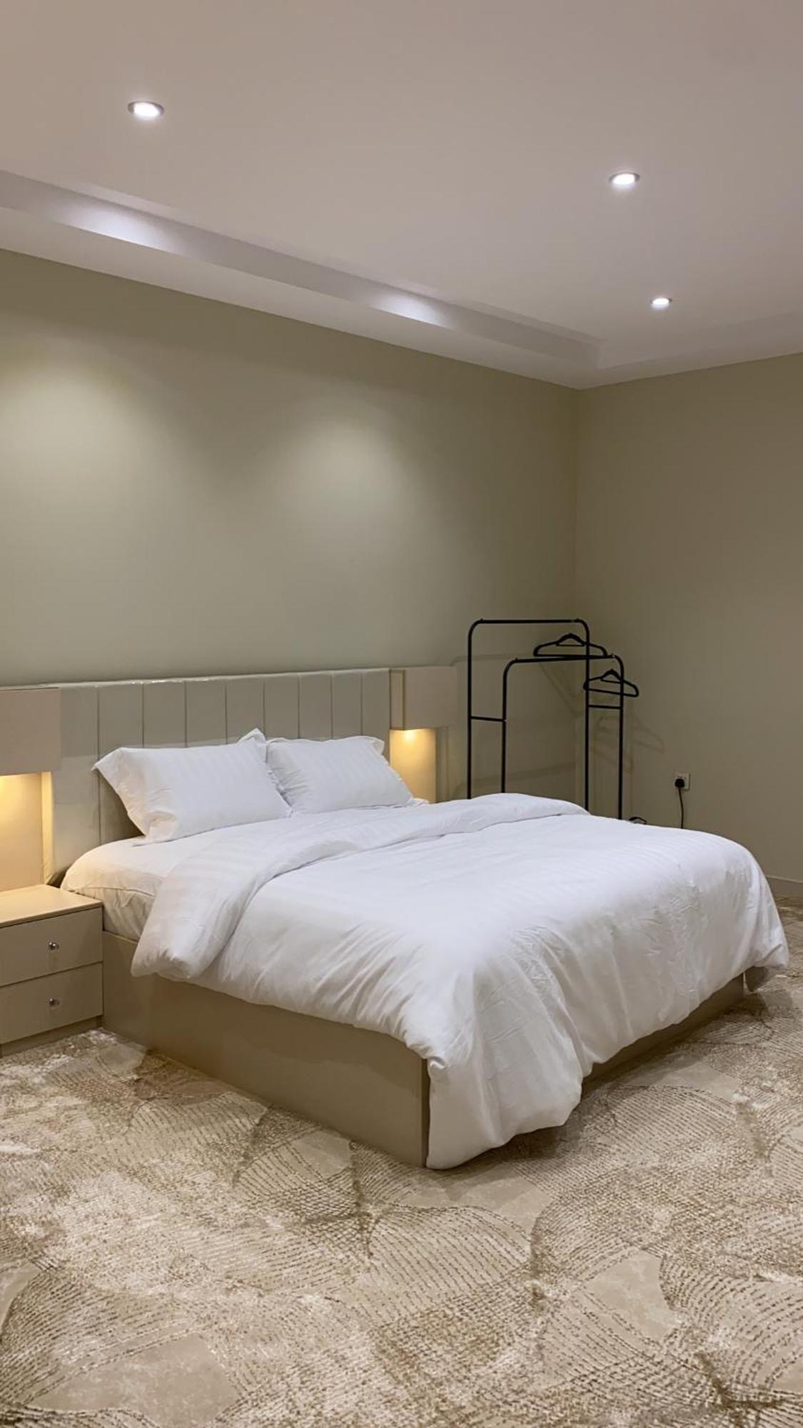 Apartment شقة فاخرة مع سطح خاص