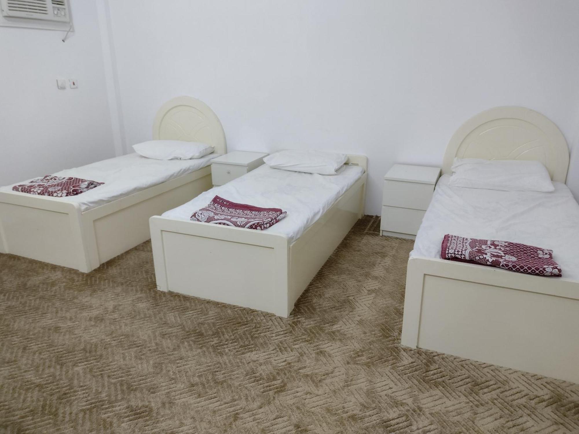 شقة غرفتين وصاله ومطبخ وحمامين 10 دق للحرم *