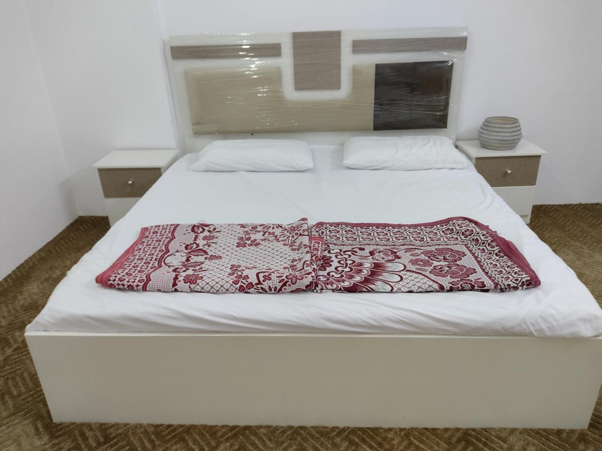 شقة غرفتين وصاله ومطبخ وحمامين 10 دق للحرم