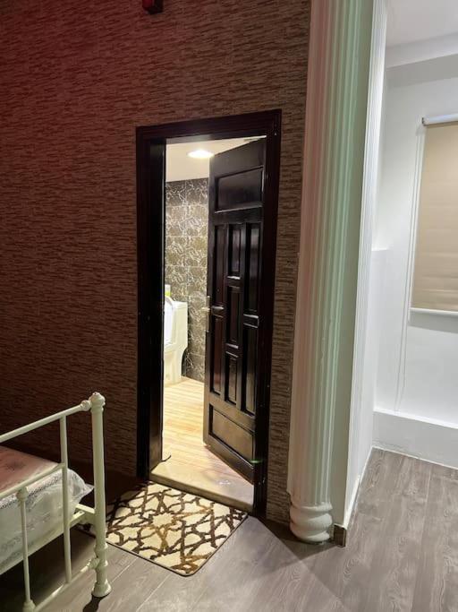 Family Unit 1km Distance To Masjid Nabawi Pbuh Private Place And Make Sure To Confirm After Booking خاص اتواصل بعد الحجز لتاكيد Apartment Medina