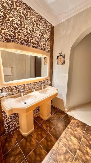 Apartment فاخر قريب من المسجد النبوي 301 *