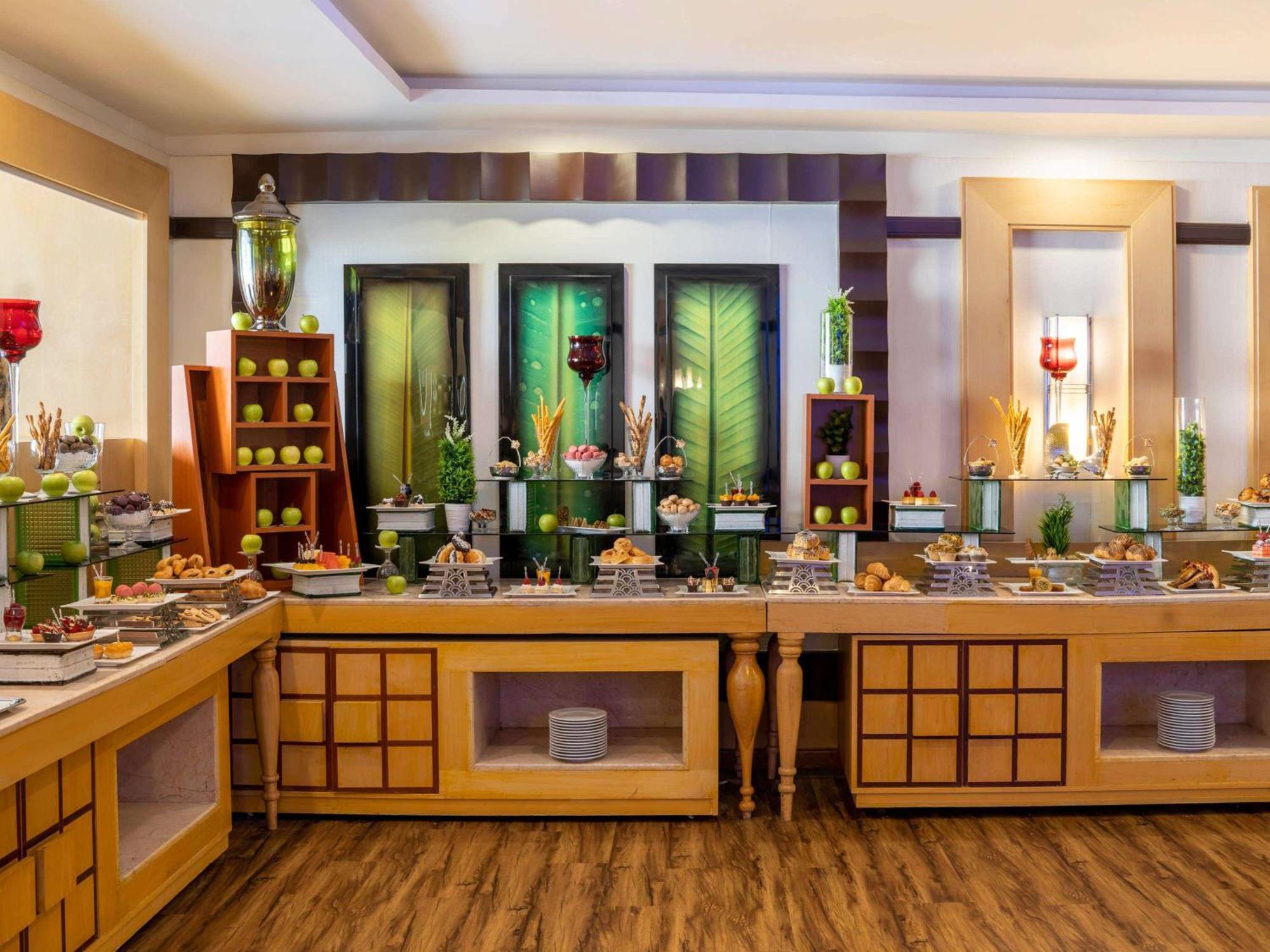 Anwar Al Madinah Moevenpick Hotel 5*