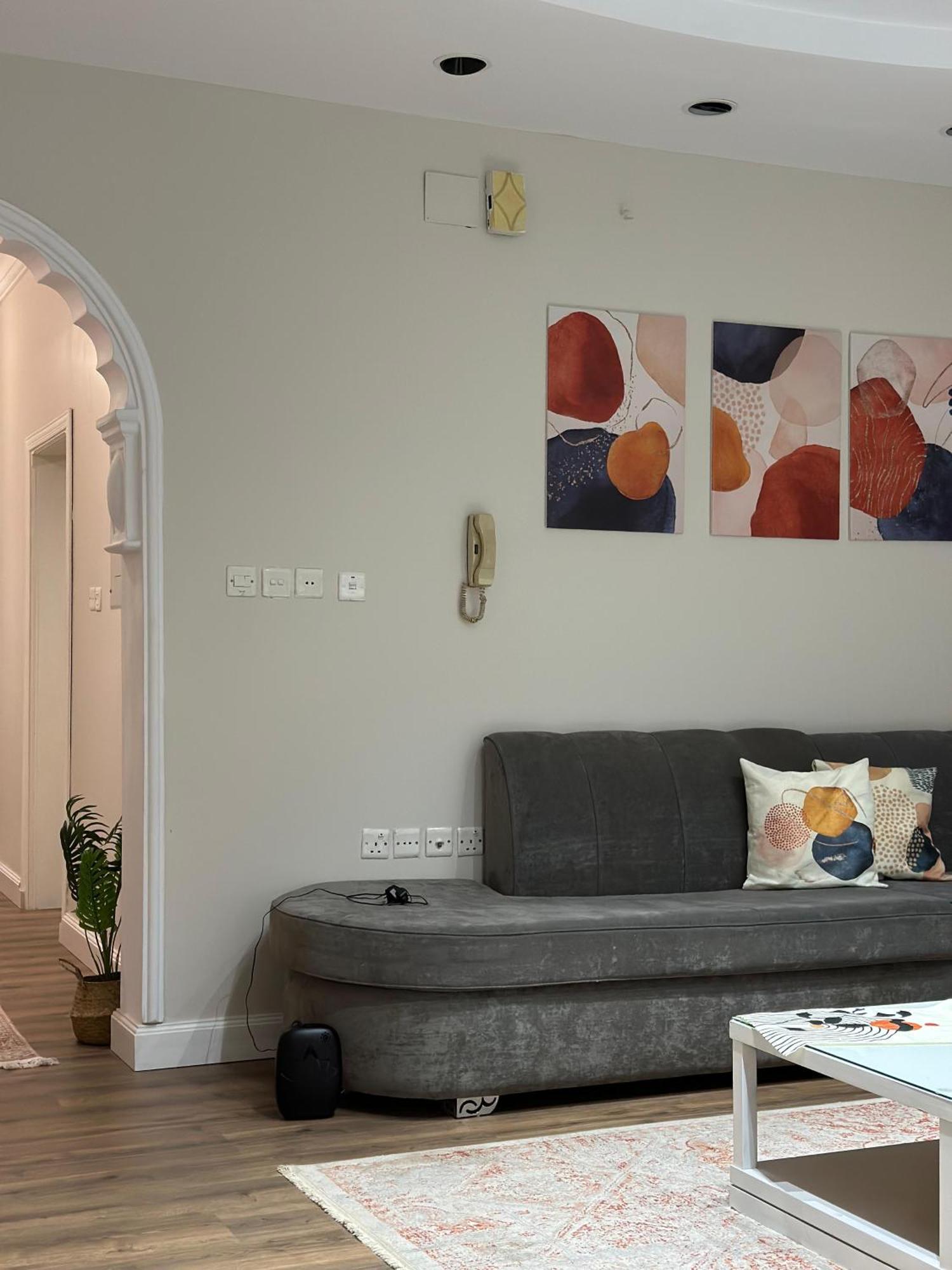 بموقع مميز قريبة من الحرم في قلب المدينة وبجانبها جميع الخدمات Apartment *