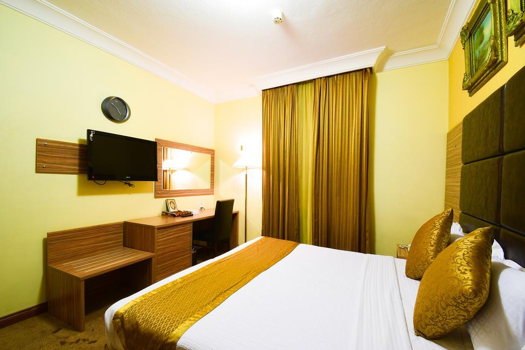 Luxurious Al Rawdah Suites 3*