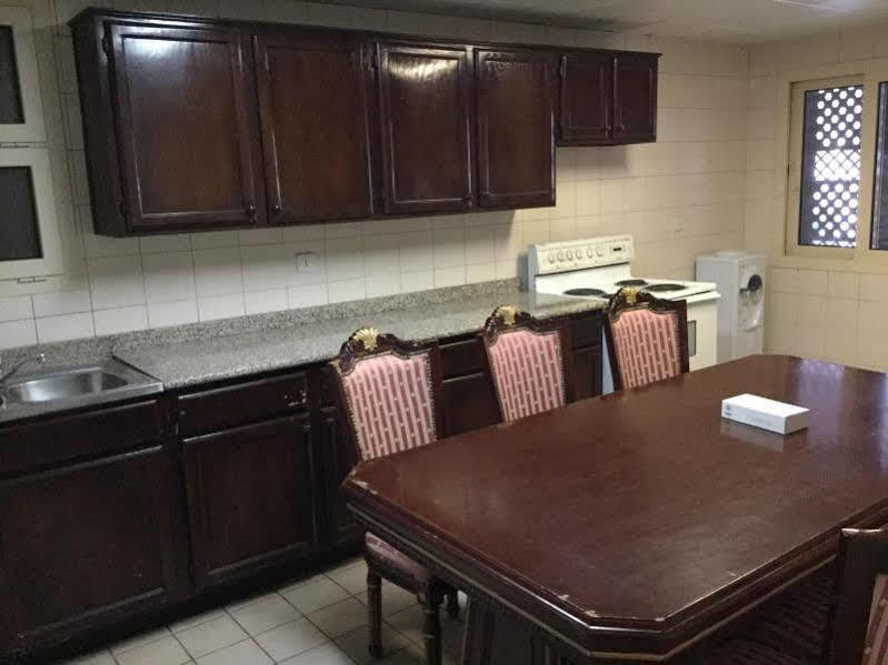 Hotel Luxurious Al Rawdah Suites 3*