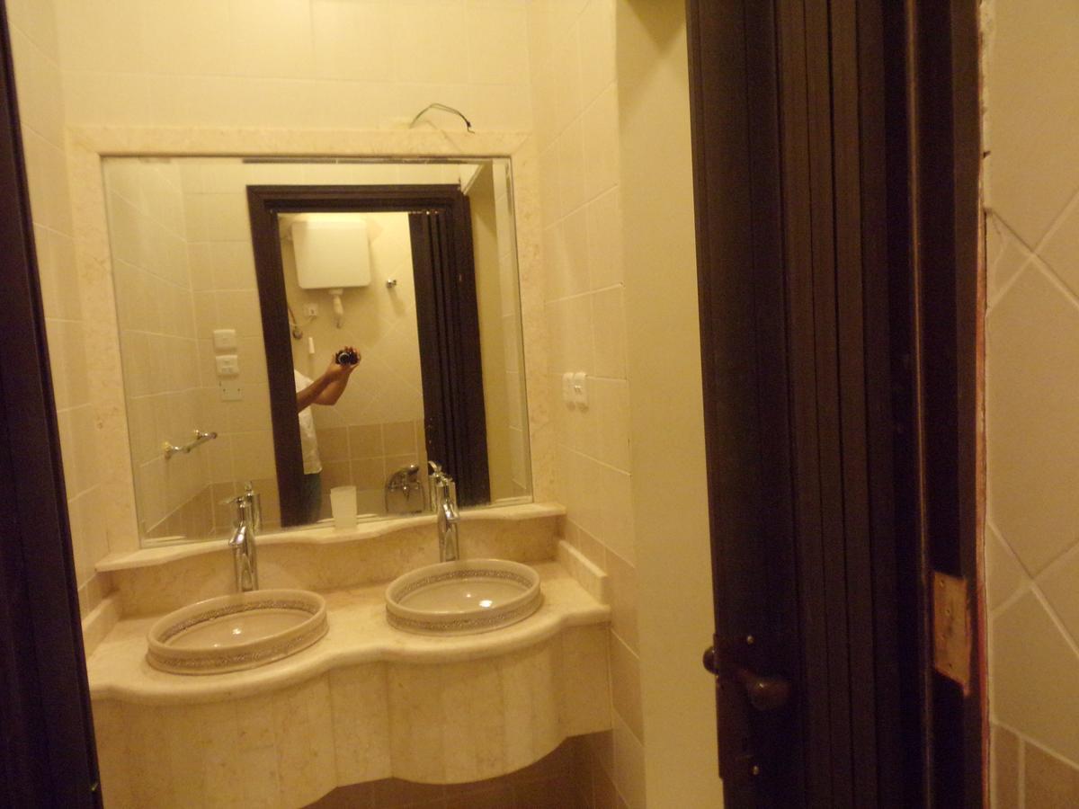 Omar Suites Aparthotel