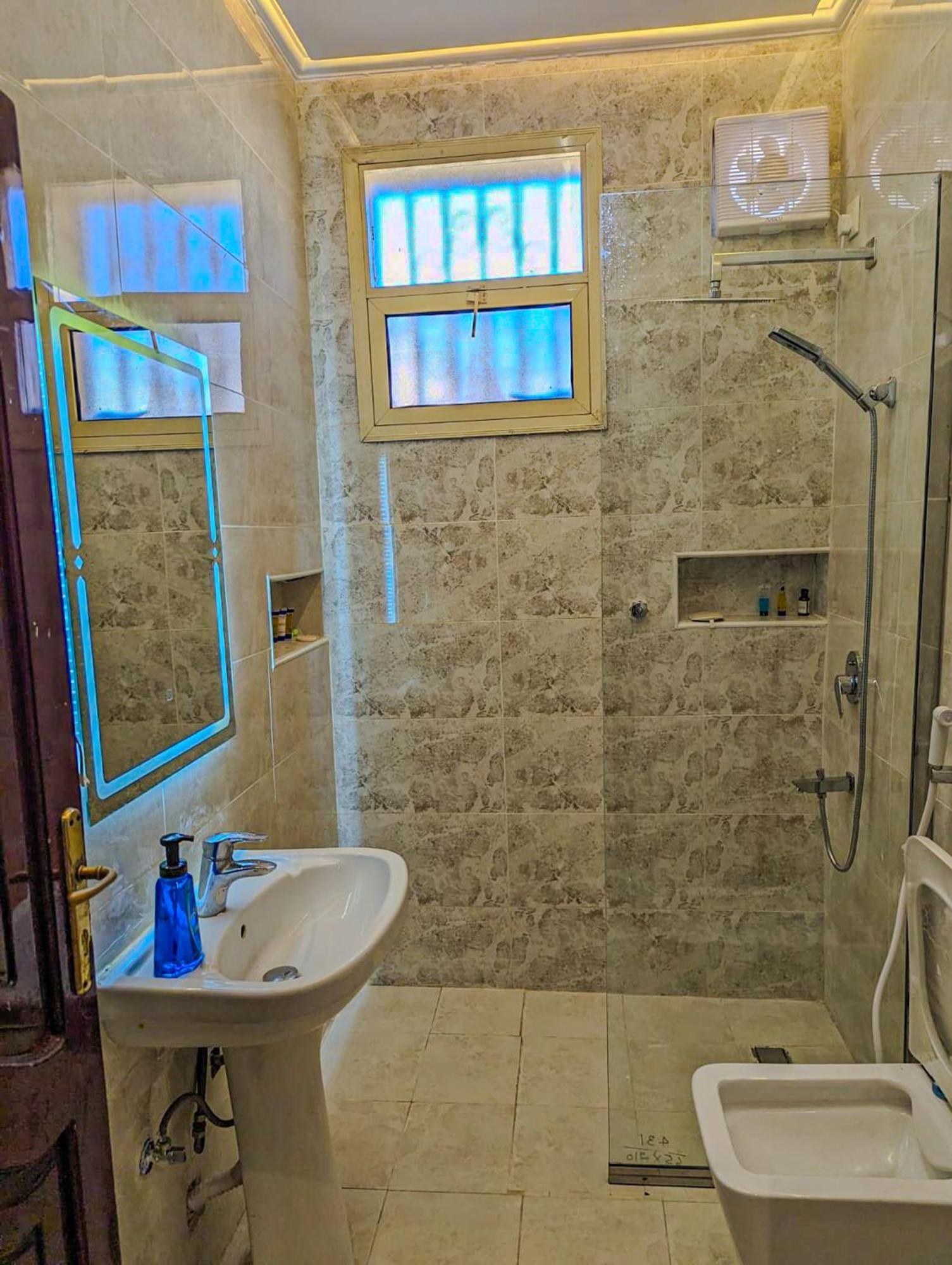 Madina - 7 Minutes To Haram By Car - Mount Uhud Views - Free Parking - Sleeps 6 Apartment Medina