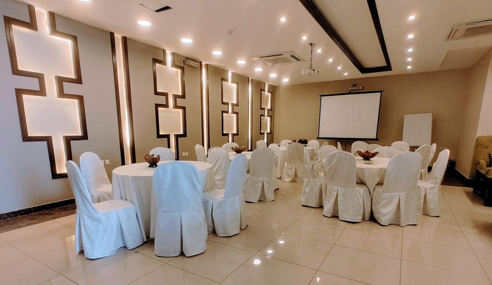 Hotel Al Mokhmalia Serviced *